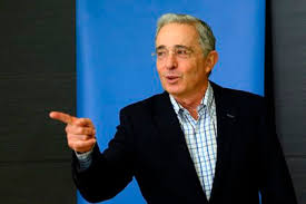 Álvaro uribe reaparece tras su arresto domiciliario e insiste en derogar el tribunal de paz de colombia. En Suspenso Hasta El Sabado La Decision Sobre La Libertad De Uribe Infobae