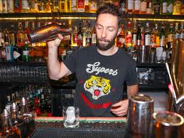 Bar innenausstattung bibliothek zu hause einmaleins wohn design tapeten innenarchitektur wohnen schöne hintern hannover. Ein Barkeeper Verrat 6 Cocktails Die Ihr Einfach Zu Hause Machen Konnt Business Insider