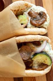 Gyros Vegetaliens Aux Champignons Et Au Tzatziki Gyro Aux Champignons Vegan Facile A 5 Ingredients A Au Aux Vegan Foods Vegan Dishes Vegan Recipes