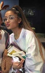 Well, ariana used to have glasses when she was 9. Bild Von Yel Entdeckt Entdecke Und Speichere Deine Eigenen Bilder Und Videos Auf We Heart It Ariana Grande Smiling Ariana Ariana Grande