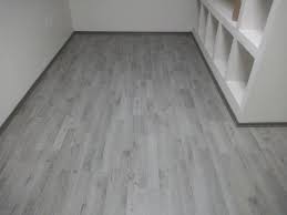 La piso de madera laminado representa una práctica y muy válida. Pisos De Madera 45 M2 De Piso Laminado En Color Gris Facebook
