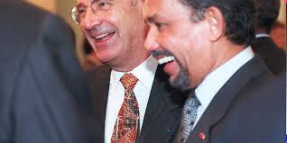 Dès son origine, la légion d'honneur recueille un vif succès dans l'opinion, ce qui raffermit le le tribunat accepte la légion d'honneur avec 56 voix seulement contre 36 et le corps législatif avec en signe de consensus national, la première distribution des insignes a lieu à l'occasion d'une fête. Brunei Le Sultan Qui Veut Lapider Les Homosexuels Est Grand Croix De La Legion D Honneur