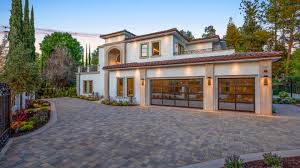 After telling the world that she was happiest that she's ever been in her personal life, jojo siwa was subjected to the horrifying experience of being swatted mere hours after officially coming out. Photos Inside Teen Youtube Star Jojo Siwa S La Home