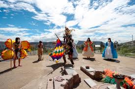 Lo único que tendrás que hacer es lanzar la pelota con la pared mientras cantas una canción tradicional de colombia, shakira por ejemplo. Quito Conmemora Con Resistencia Historica Y Sanitaria 486 Anos De Su Fundacion Centro De Informes