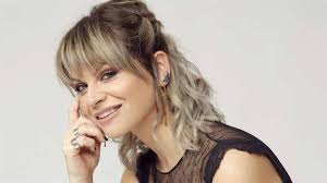 She was the winner of the 2009 edition of the italian talent show amici di maria de filippi. Alessandra Amoroso Esagerata Con I Nuovi Capelli Il Look Della Cantante