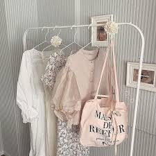 スッキリしたお家は 見せる収納 が鍵 洋服をお洒落に仕舞って インテリアにの画像 mery メリー mery メリー 女の子の部屋のデザイン 韓国 ピンク ファッションルーム