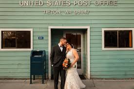 Lili Tony Warm Rustic And Romantic Fall Wedding St Paul S Cathedral Mighty Tieton Warehouse Yakima Wa Seattle Wedding Photographer Seattle Wedding Photography Downtown Wedding