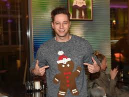 Actor, singer, and presenter who began his career appearing in episodes of … Okvhmpghqmt M