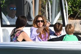 Revelan imágenes de Shakira y Lewis Hamilton en un yate en Miami Beach - Infobae