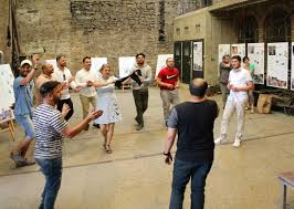 Tanzen und einander die Hände reichen