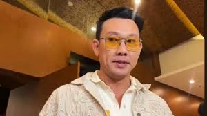 Denny Sumargo Datangi Rumah Farhat Abbas Usai Ditantang, Diadang di Pintu  dan Janji Tidak Akan Pukul