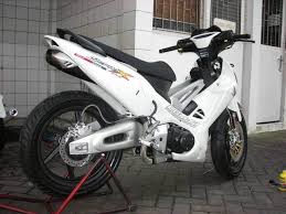 Warnanya adalah warna hitam doff dengan striping dinamis dan simpel berwarna merah. Body Kit Supra 125 Dd Modifikasi Honda Motogila