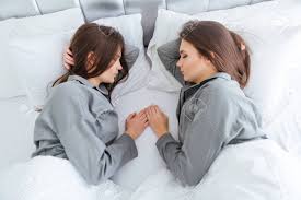 Bestellbetten für zwillinge sind ganz neu im sortiment einiger hersteller. Draufsicht Von Zwei Schone Junge Zwillinge Schwestern Auf Dem Bett Zusammen Schlafen Lizenzfreie Fotos Bilder Und Stock Fotografie Image 57023988