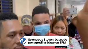 Steven Alberto, el joven que aparece en un video agrediendo a otro en un  recinto universitario de San Francisco de Macorís, se entregó la mañana de  este lunes a las autoridades “para ser investigado ...