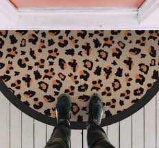 Ayse erzählt über den leoparden teppich, garten und der knospe. Vinylteppich Animal Print Halbrunder Leoparden Teppich Tenstickers