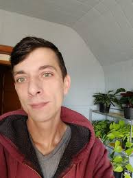 What can be done with the old school building in Savanna, IL?