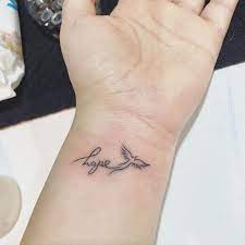 Hat jemand damit vielleicht erfahrung oder vorschläge für andere motive ? Kleines Tattoo Schriftzug Vogel Handgelenk Frau Mini Tattoos Tattoo Schrift Oberschenkel Tattoo Ideen