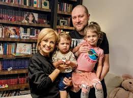 Florin ristei, artist și prezentator la prietenii de la 11 de la antena 1, a vorbit pentru paginadeseriale despre producțiile care îi plac. Simona Gherghe SurprizÄƒ Din Partea Copiilor Ei De 8 Martie Cum A Fost IntampinatÄƒ Prezentatoarea De La Antena 1 Imediat DupÄƒ Ce S A Trezit Spynews Ro