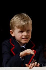 La princesse Gabriella de Monaco printanière au balcon du Palais, avec les  princes Jacques et Albert II et la princesse Caroline