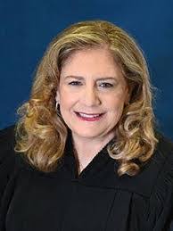 Carolyn Bell's Instagram, Twitter & Facebook