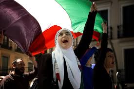 Cewek palestina menangis mendengarkan lagu nissa sabyan. Gambar Wanita Palestina Menangis Foto Cewek Cantik