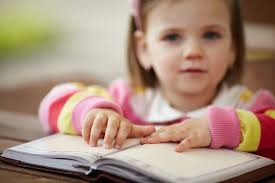 Pequeña niña lee libro — Foto de stock #17214725 © ababaka