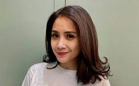 Beberapa aktivitas raffi dan nagita di turki diantaranya melihat pertandingan uji coba klub rans fc, rapat dengan rekan bisnis, dan mengunjungi bangunan bersejarah hagia sophia. Nagita Slavina S Tattered Shirt Costs Idr 21 Million Netizens Scream Okezone Lifestyle Netral News