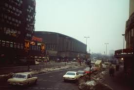 Ein Sozialer Brennpunkt West Berlins Der Bahnhof Zoologischer Garten Aka Bahnhof Zoo Vorderseite 28 Februar 1979 Bahnhofz In 2020 Zoologischer Garten Zoo Bahnhof