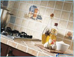 كيفية اختيار البلاط لمريلة في مطبخ حديث صورة