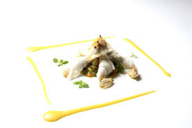 Da ravioli di salmone ai semi di papavero ai ravioli di pesce con spinaci, senza tralasciare quello aperto di mare, bello anche da vedere. Ravioli Di Pescatrice Con Ripieno Di Verdure Su Ragu Di Vongole E Salsa Di Limoni Italiasquisita Net