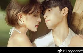 Signal of Heart" Melody and Simon start living together?Simon was prevented  from tanning his abs