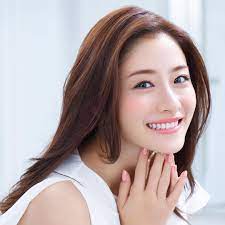 なりたい顔no １ として 多くの女性が憧れる 女優の石原さとみさん 現在 オンエア中の ソフィーナ プリマヴィスタ のcmでも 輝くような美しさで話題を集めています 今回は そんな彼女の美しさの秘密を大公開 ジャパニーズビューティー 美しいアジア人女性 顔