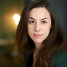 La Caverne de la rose d'or (Fantaghirò) est une mini-série télévisée de  romantic fantasy italienne réalisée par Lamberto Bava et adaptée du conte  pour enfants "Fanta-Ghirò, persona bella" d'Italo Calvino publié en