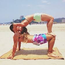 Imagem Via We Heart It Https Weheartit Com Entry 161224979 Adorable Amazing Couple Cute Kiss Enamorados N Couples Yoga Poses Couples Yoga Partner Yoga