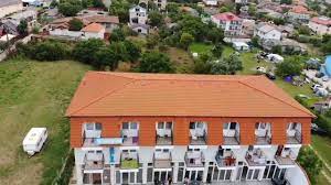  56 spatii cazare din care 48 camere twin / matrimoniale din care 8 camere executive si 40 camere standard si 8 obiective turistice sau locuri speciale din zona: Complex Turistic Perla 2 Mai Home Facebook