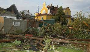 Během několika minut se náhle setmělo a velká bouře se proměnila v ničivé tornádo. Vitr Desi Obyvatele Litovle I Patnact Let Pote Co Ji Zpustosilo Tornado Idnes Cz