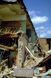 Seismogram)، حيث يسجل هذا الجهاز رسماً بيانياً ناتج عن الاهتزازات التي تتسبب بها الموجات الزلزالية. Ù‡Ù†Ø¯Ø³Ø© Ø§Ù„Ø²Ù„Ø§Ø²Ù„ Ø§Ù„Ù…Ø¹Ø±ÙØ©
