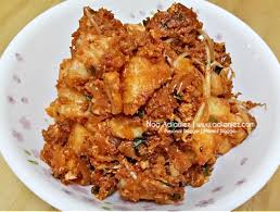 Barulah tumis bahan kisar hingga kekuningan dan naik bau. Resepi Aidilfitri Lontong Goreng