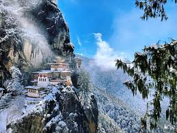 Aus dem bildmaterial, das farin urlaub bei einigen seiner reisen erstellte, veröffentlichte er bisher vier bildbände. Tiger S Nest Taktsang Monastery During Snowfall 2019 In 2021 Bhutan Travel Bhutan Natural Landmarks