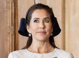 Dronning Marys uheldige sommer: Påkørt, plaster og plet i øjet