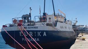 Μικρά και λευκά σπίτια και βίλλες, συχνά με ενα μονό. Mykonos Karabi Mplokarei To Palio Limani Entones Antidraseis