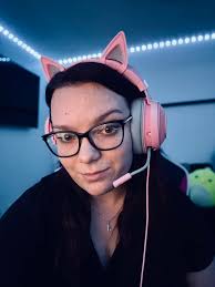 I'm very socially awkward but I'm putting myself out there does anyone  wanna be friends