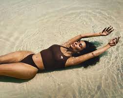 Fr Daily News Photoshoot De Kim Kardashian Pour Skims En 2020 Kardashian Kim Kardashian