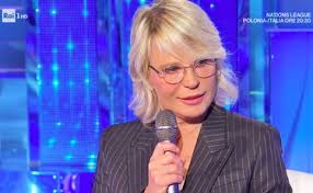 14° puntata la notizia striscia. Striscia La Notizia Maria De Filippi E La Gaffe In Diretta A Domenica In Con Mara Venier Quando Tu Libero Quotidiano