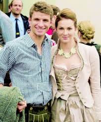 Lisa es sólo 40 días más joven que su amado esposo y sensación del fútbol, thomas. Klaudia Muller Meet Mother Of Thomas Muller Vergewiki