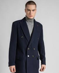 Elmas Phil riscrive le regole dello stile. Completi sartoriali, camicie ...