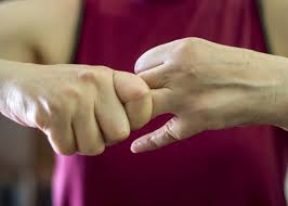 Votre poignet craque régulièrement ? Faire Craquer Ses Articulations Bon Ou Mauvais