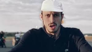 Ascolta musica di romeo elvis, come soleil, j'ai vu e altro ancora. The Polo Black Lacoste Romeo Elvis In The Clip Lomepal 1000 C Feat Romeo Elvis Spotern