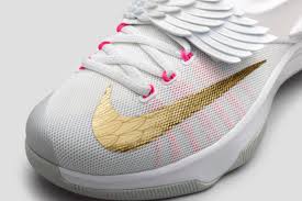 The kd 13 'aunt pearl' pays tribute to kevin durant's late aunt pearl, adding to a tradition started in 2012. Nike And Kevin Durant Honor His Late Aunt Pearl With New Kd7 Shoes Bleacher Report Latest News Videos And Highlights