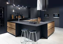Connaissez vous ces matériaux de meubles de cuisine à assortir avec les plans de travail ? Cuisine Noir Et Bois Avec Ilot Central